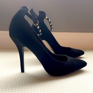 Le château Stiletto black heels pump with gold stud ankle strap